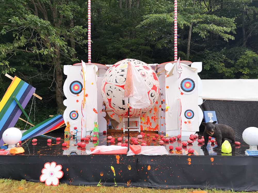 近年はストーンドサークルにあるステージ。ツキノワグマも脳も前回と同じ。巨大な玉の位置は下がりました。