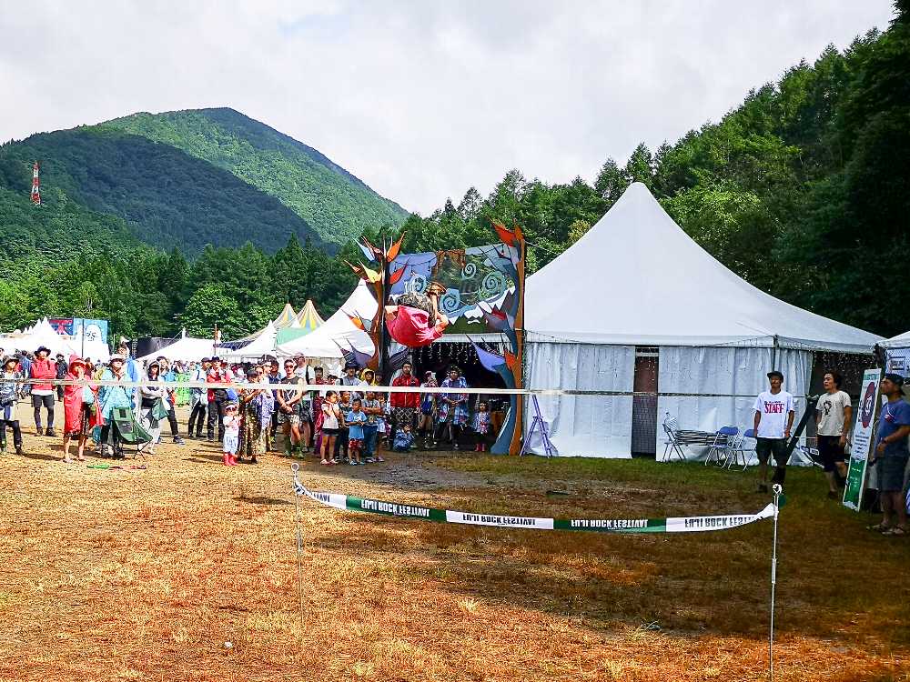 スラックライン上の宙返り。