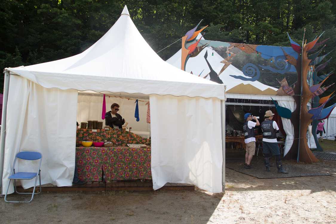 隣のテントは打楽器の店。