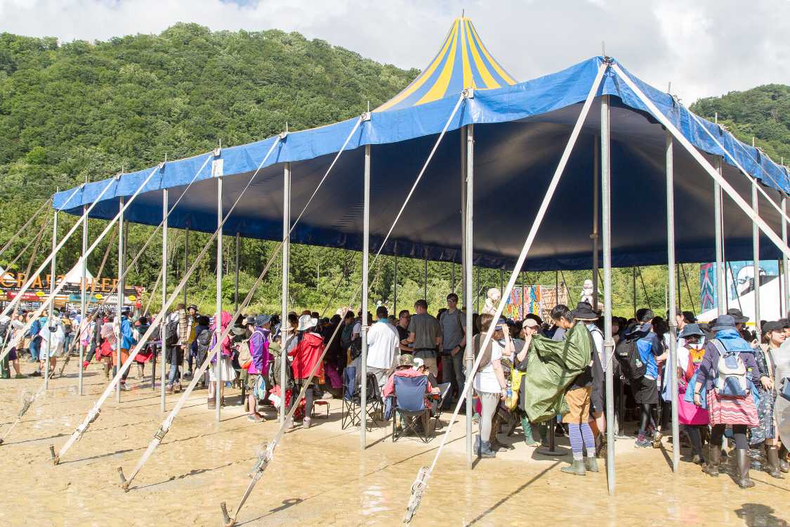 オレンジカフェにある屋根付き大型テント。