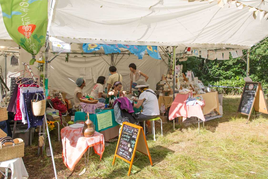 例年、化粧品の販売が多い。