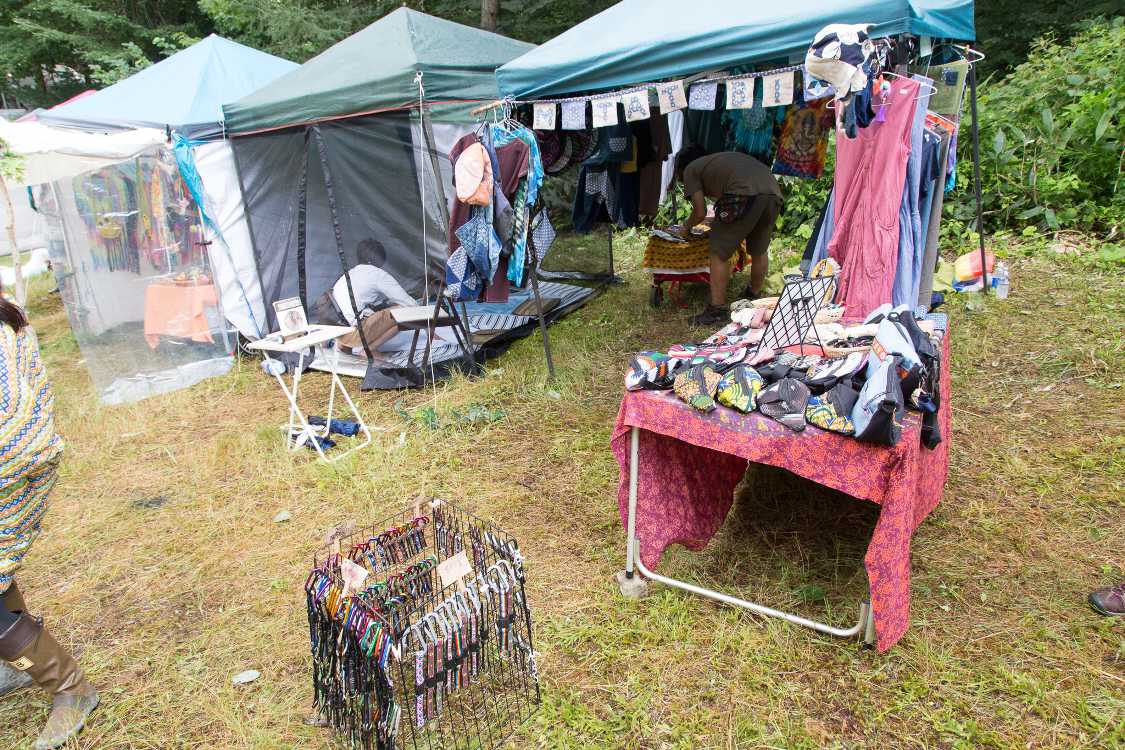 フリーマーケットの店。衣料雑貨のマタタビ。