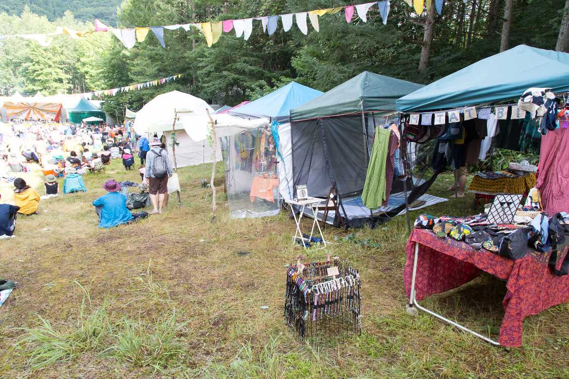 ステージ後方がフリーマーケットの出店。