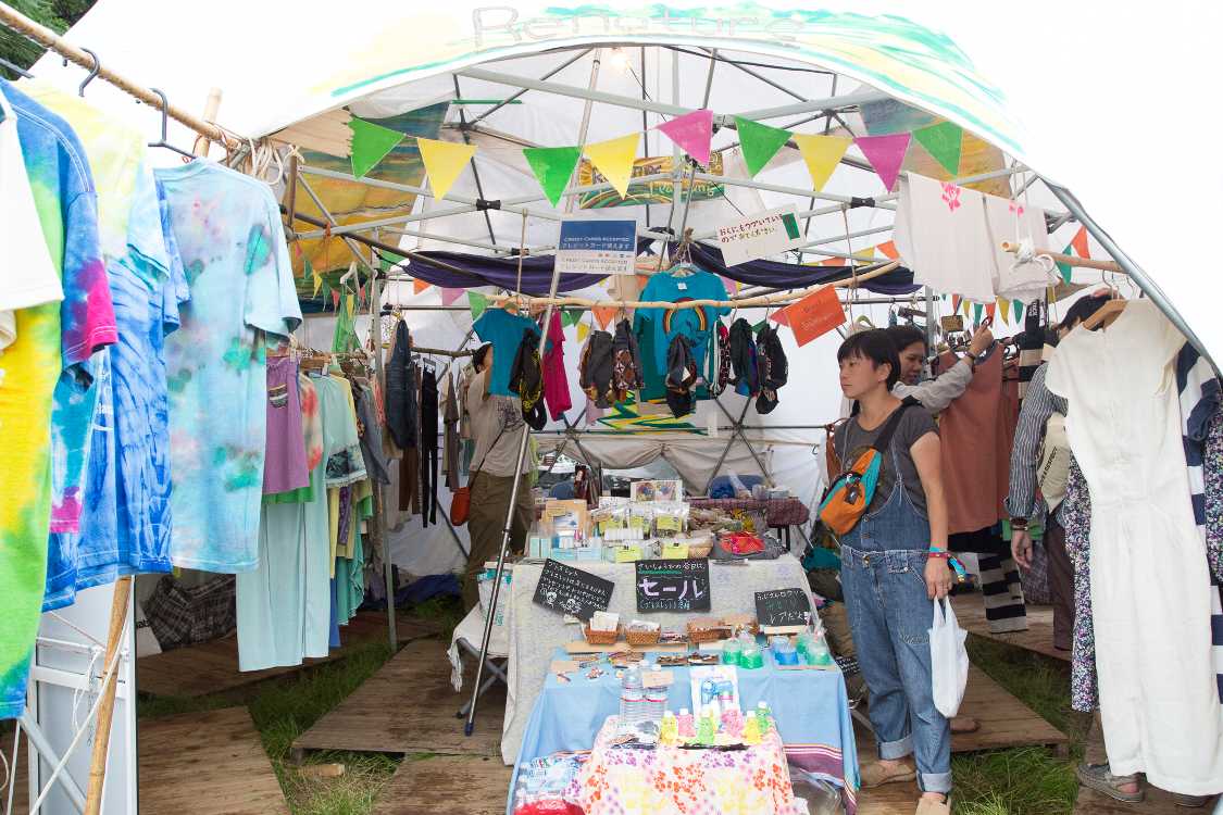 例年同じ場所にドームテントを設置しています。