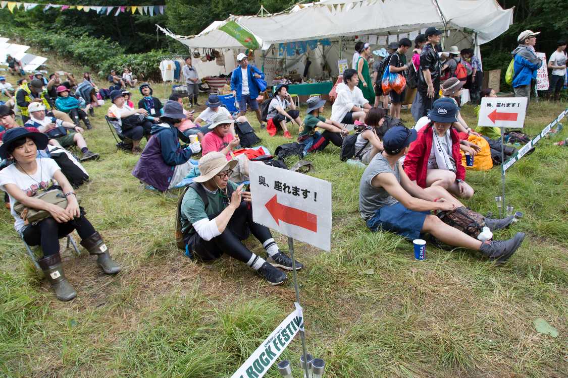 ジプシーアバロンの斜面途中にある「奥、座れます！」表示。