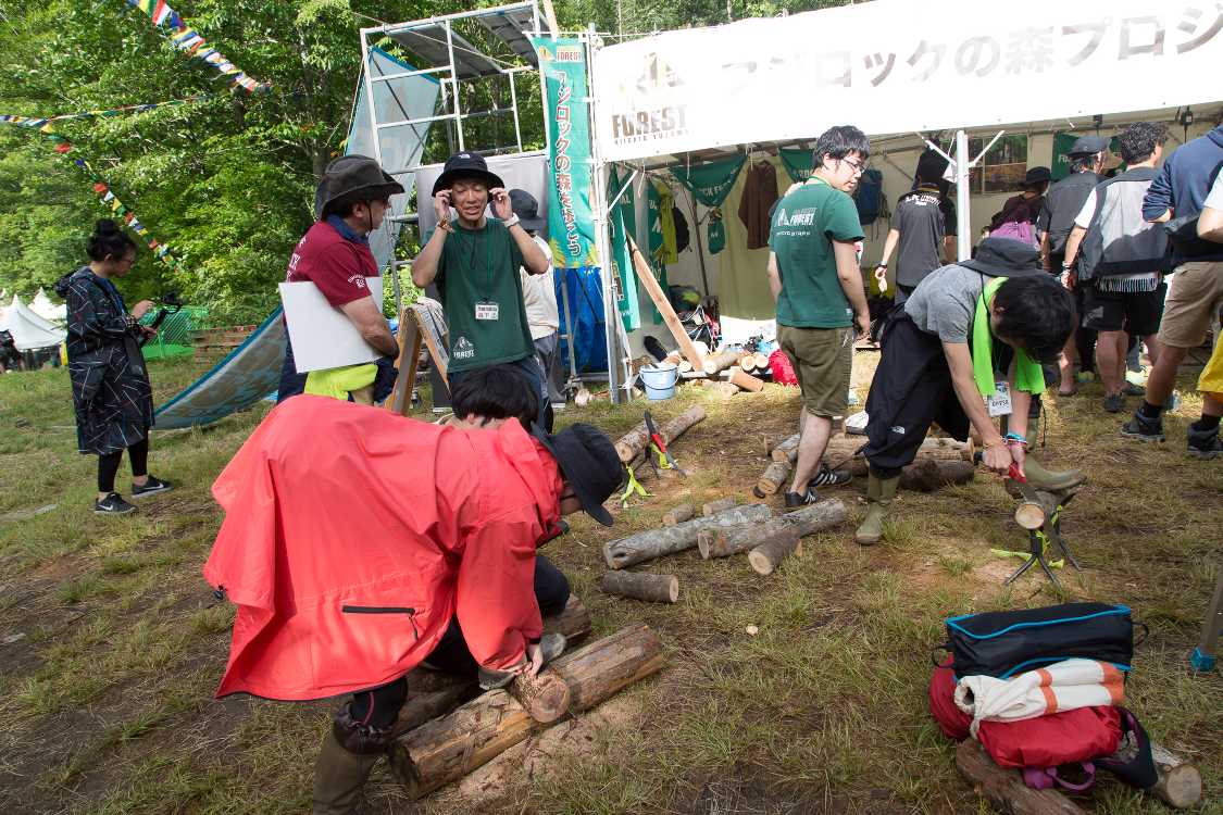 コースター用の素材を自分で切り出します。