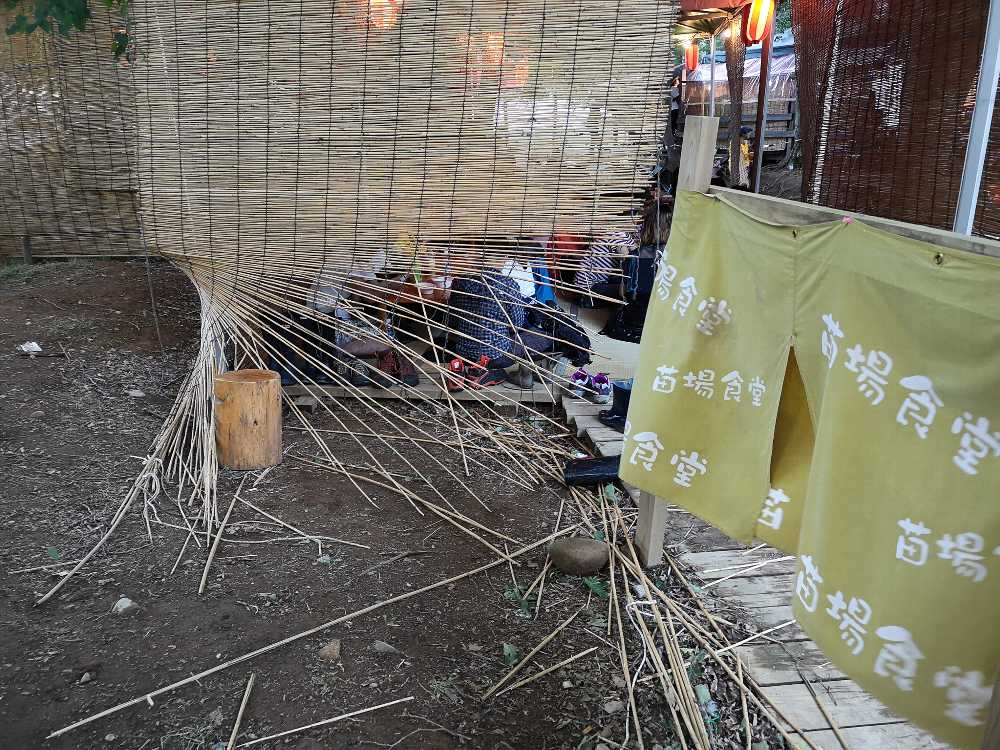 台風の強風で破損したとみられるすだれ。