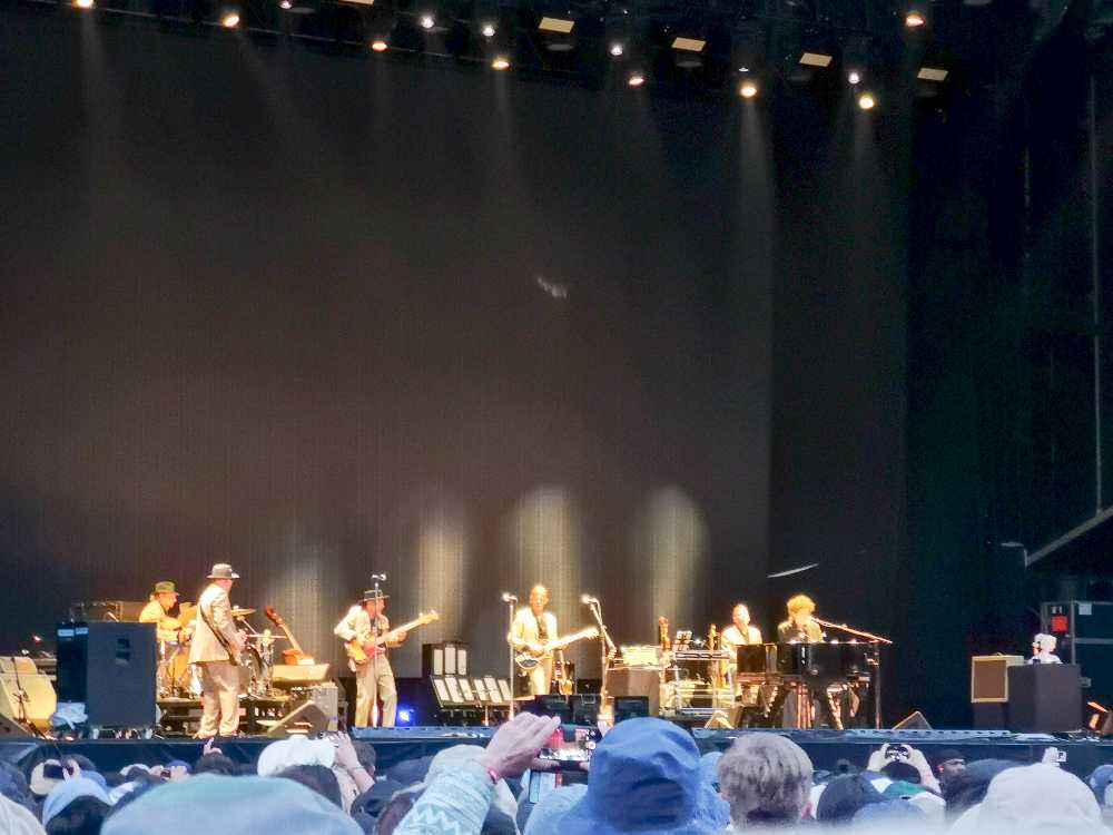 ボブ・ディランを含め6人編成。