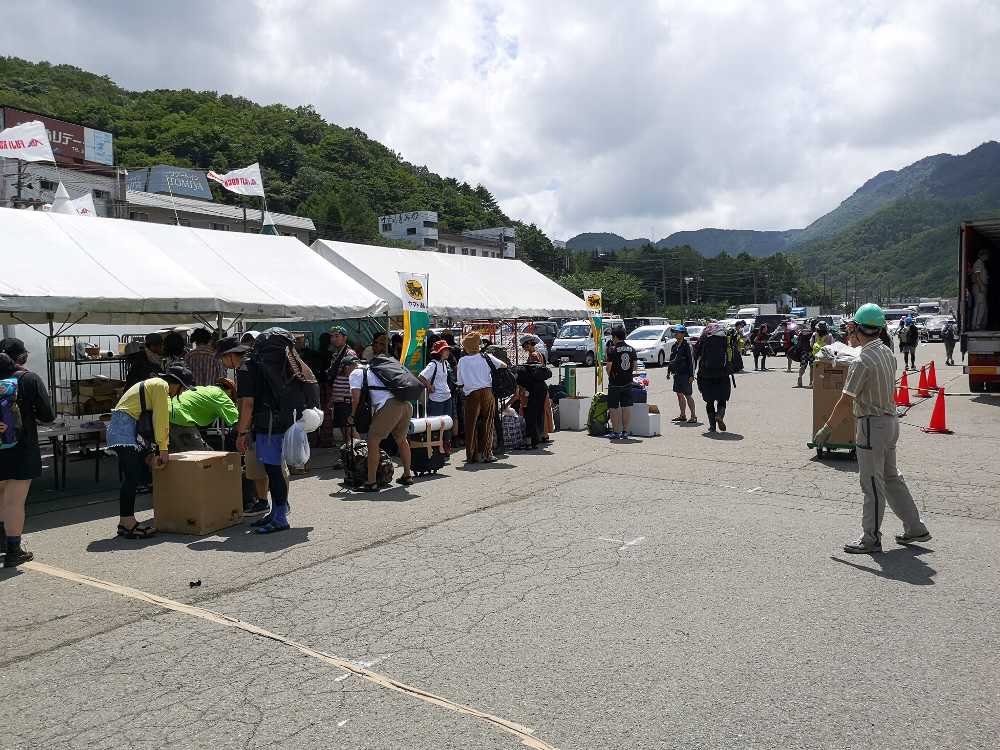 ヤマト運輸の荷受け。