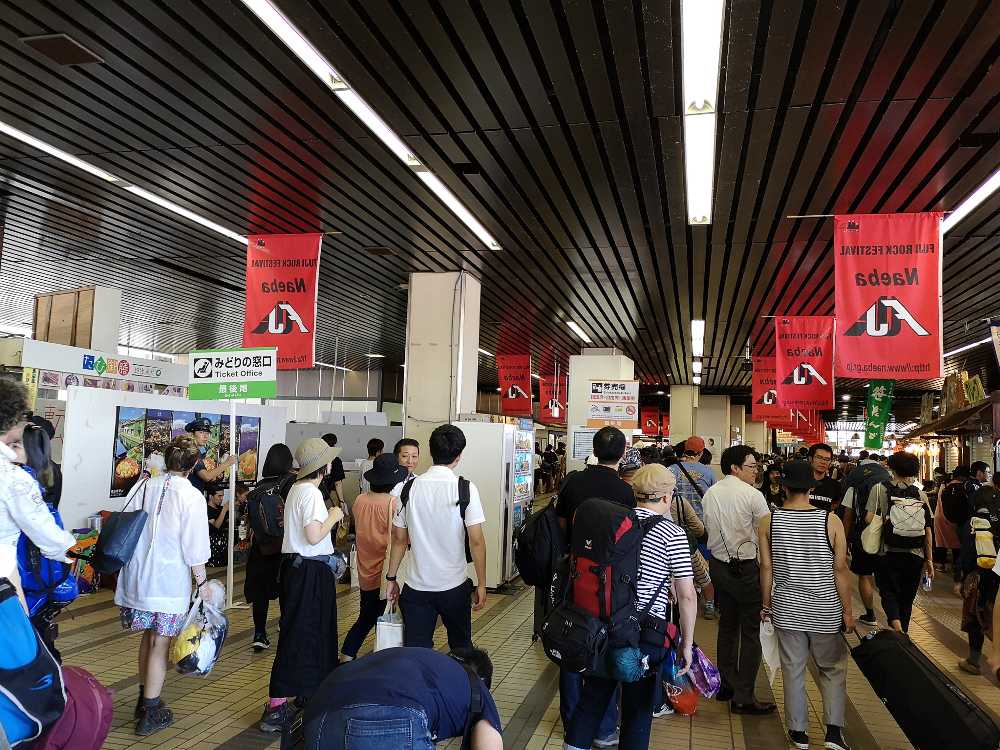 越後湯沢駅。切符購入の行列はそれほど長くありませんでした。