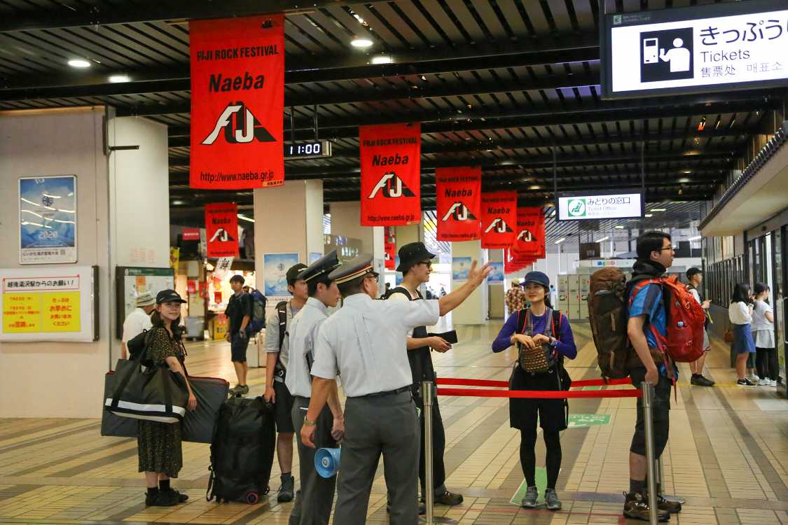 越後湯沢駅。切符売り場前。