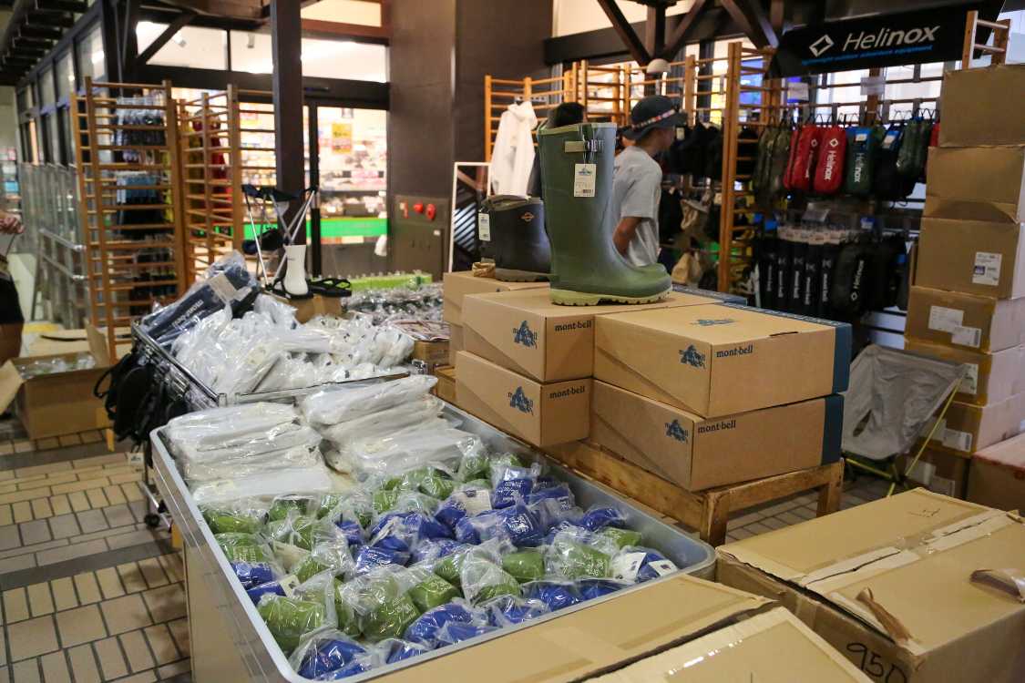 フジロックの客向けアウトドア用品売り場。