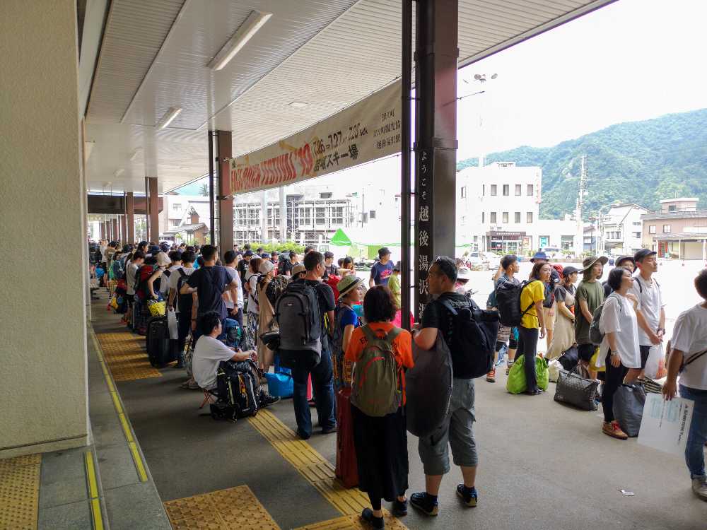 シャトルバス乗り場の行列。