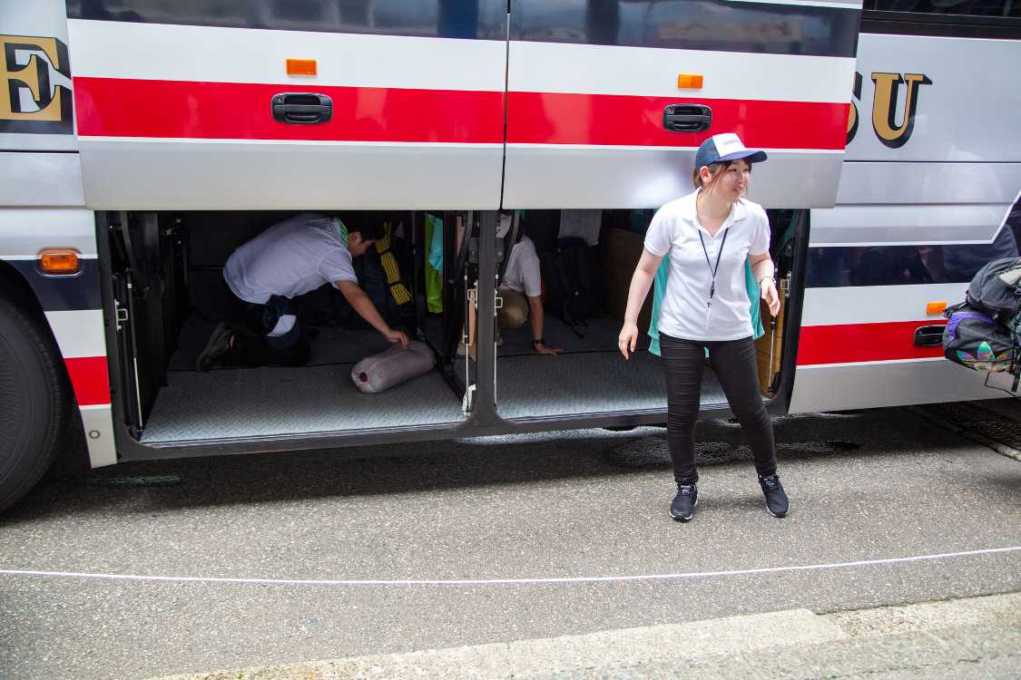 中に人が入って整理しています。