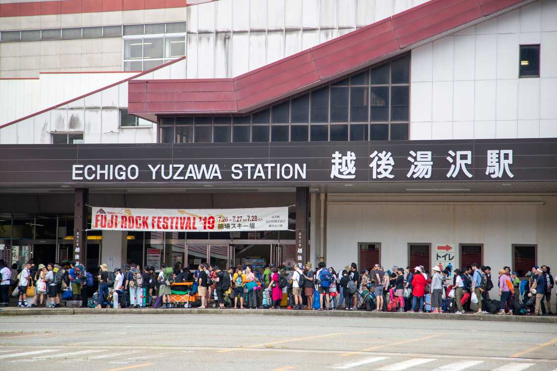 駅の外の行列。