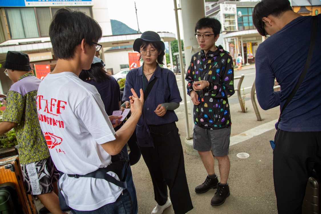 シャトルバスの乗車賃は行列で徴収されます。