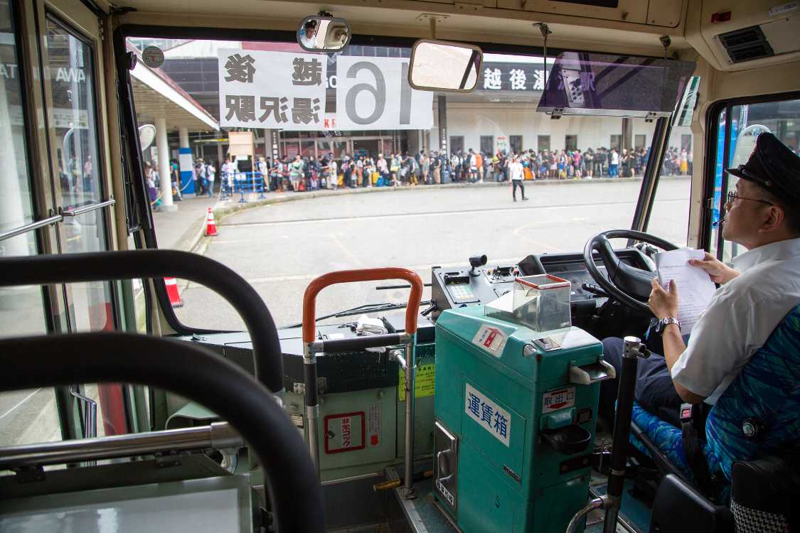 シャトルバス乗車。