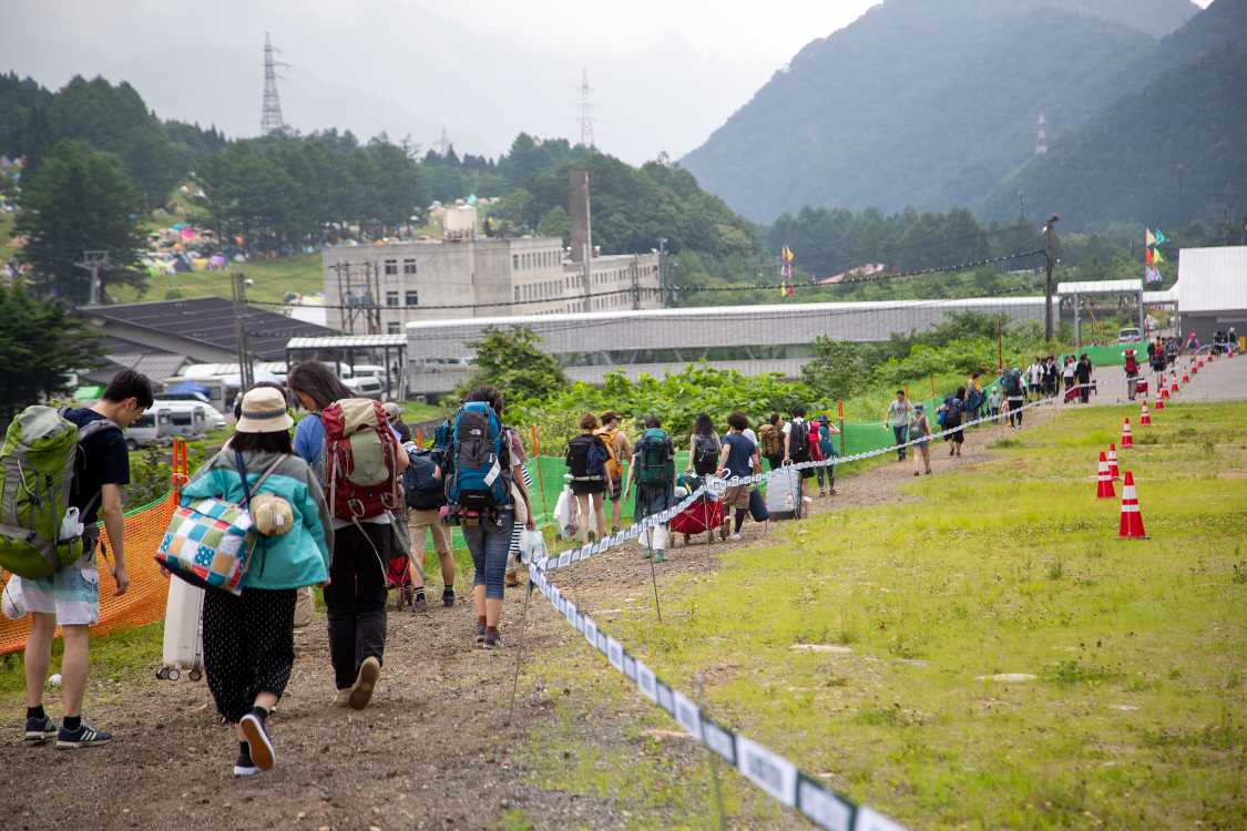 会場への移動の列。