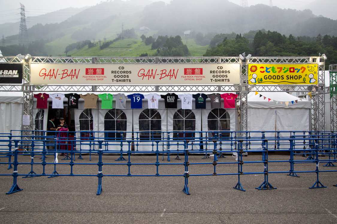 岩盤ショップとこどもフジロックグッズショップ。