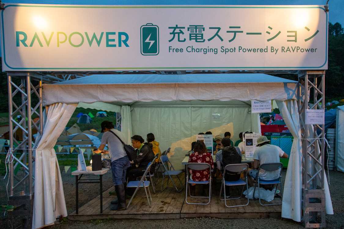 スマートフォンの充電ステーション。