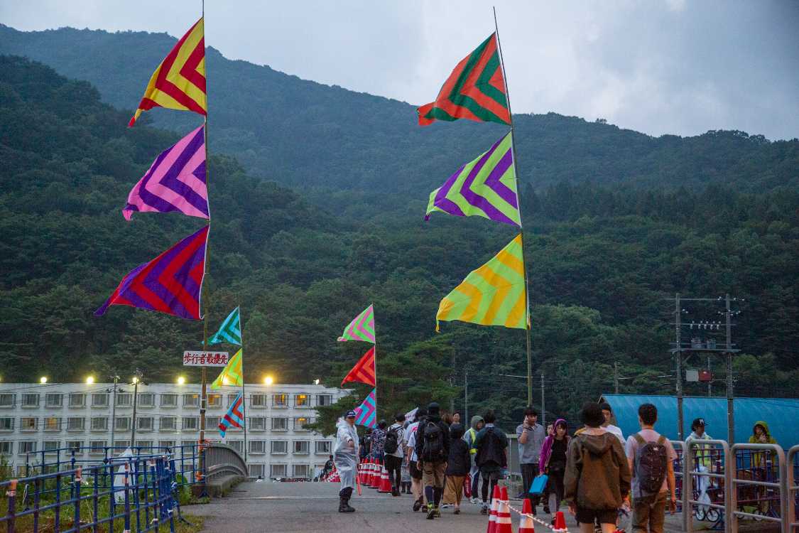 キャンプサイトから前夜祭へ。