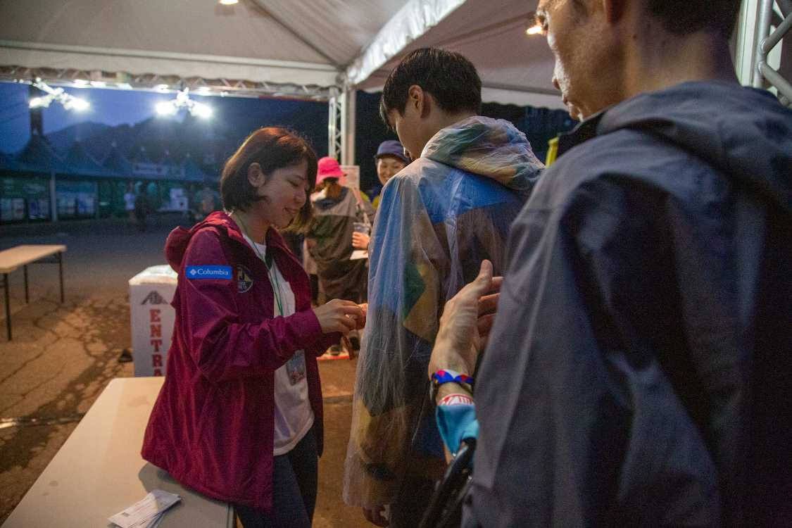 くじ引き用の抽選券を配布。