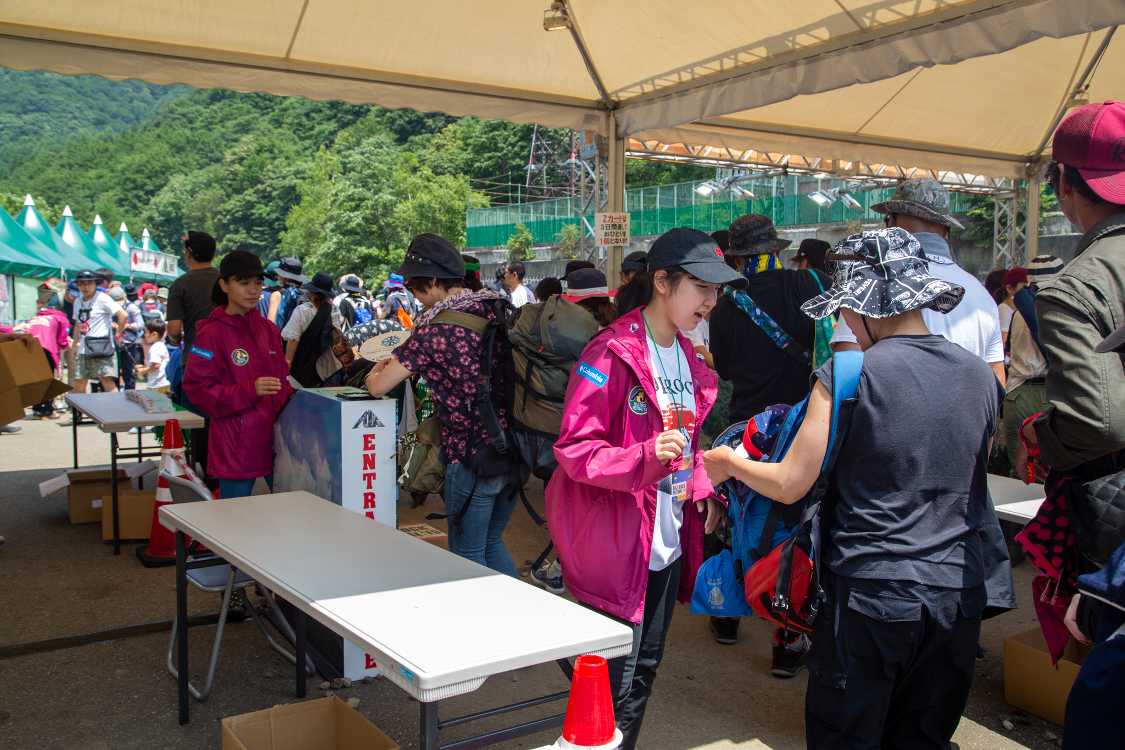 手荷物チェックとリストバンドチェック。