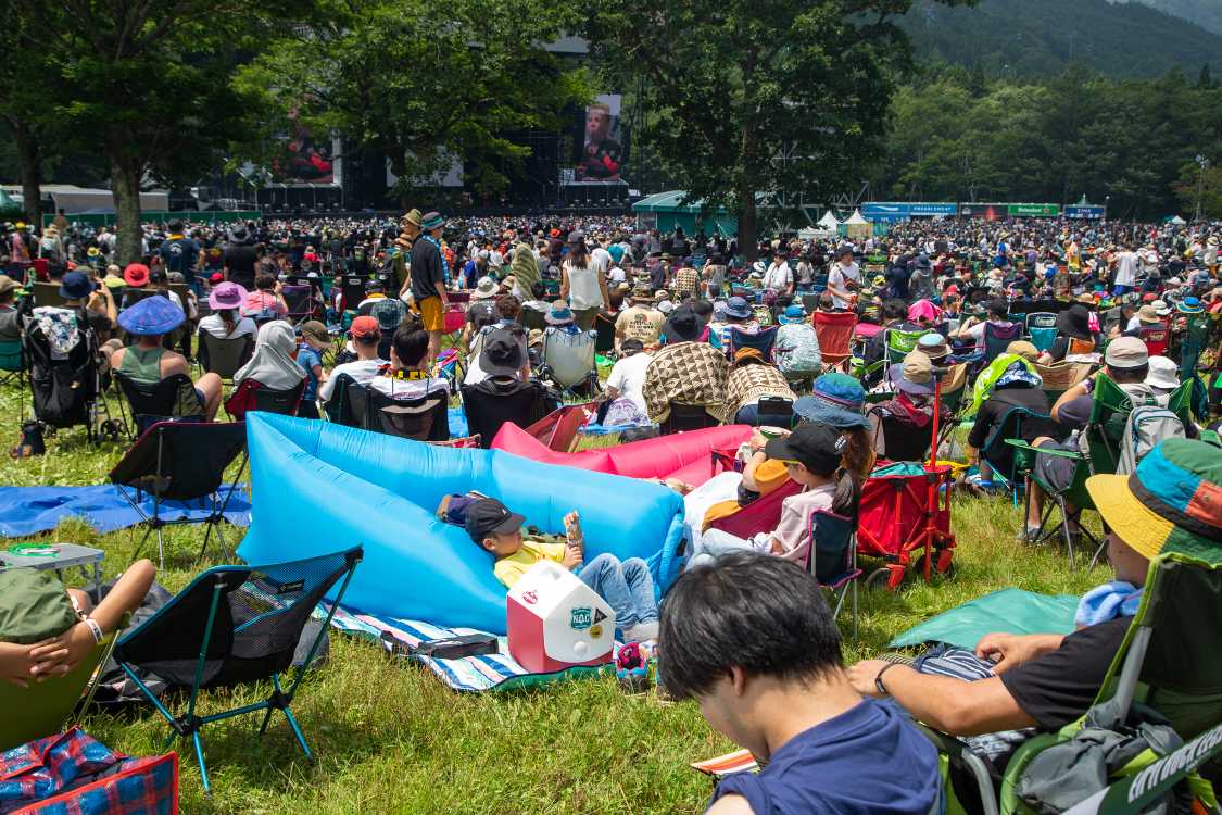 後方はほとんんどが椅子に座っています。