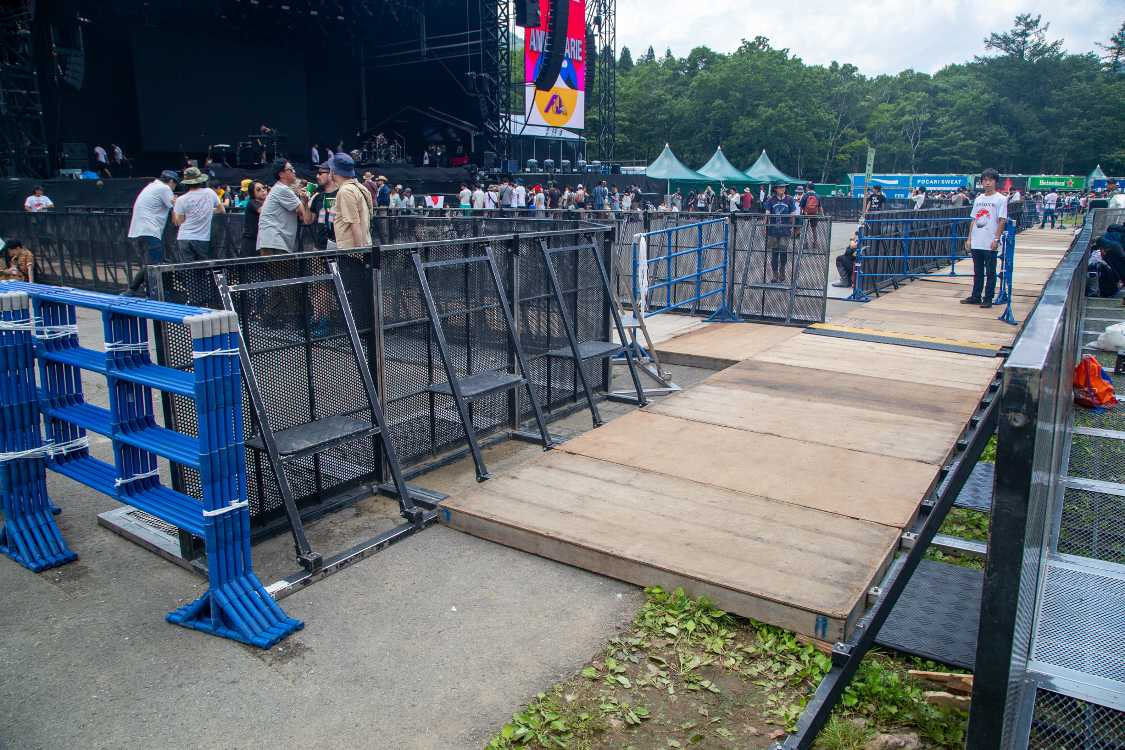 前方のスタンディングエリア入り口。