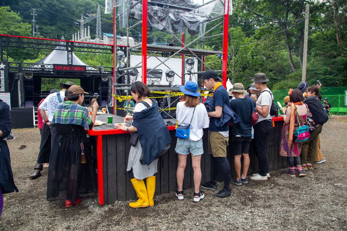 岩盤ショップ前のテーブル。いすはありません。