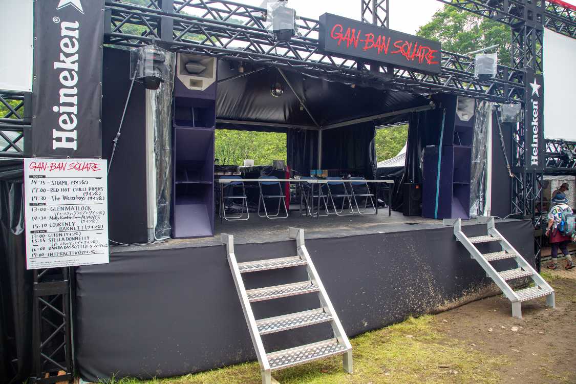 岩盤スクエア。サイン会の予定が掲示されています。