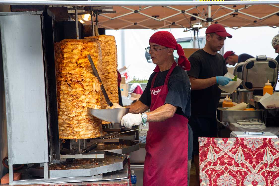 例年通り、店の前で肉を切り落とします。