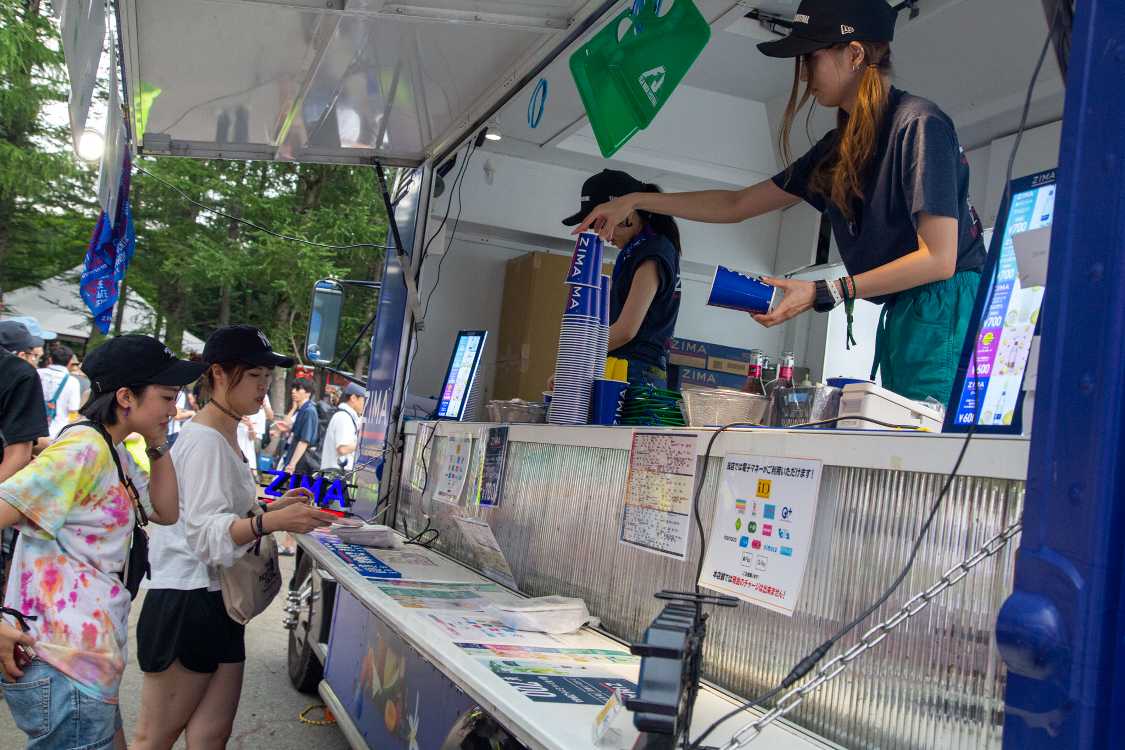 かなり高いところから渡されます。