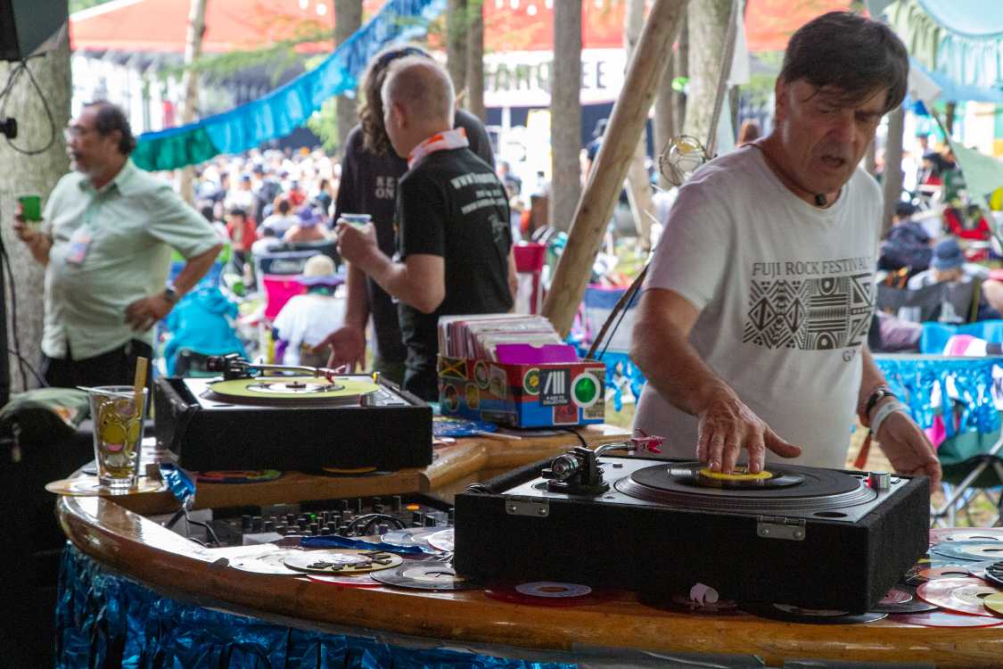 レコードのシングル盤でDJをする人。ノーザン・ソウルだけではないようです。