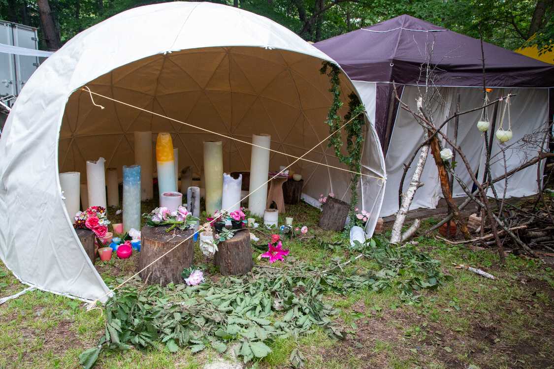 以前より縮小されたろうそくのテント。天気に左右されるため、雨が予想されるときはテントの中だけになることがあります。