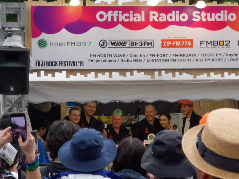 ラジオ番組に出演したレッド・ホット・チリ・パイパーズ。