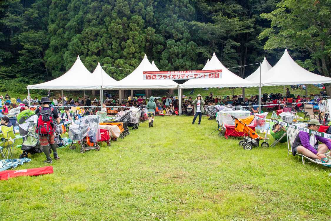 子連れ用エリアと化している優先テント。