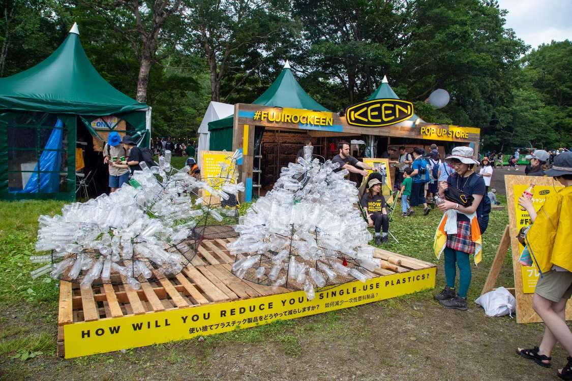 ペットボトルでアートを作る途中。