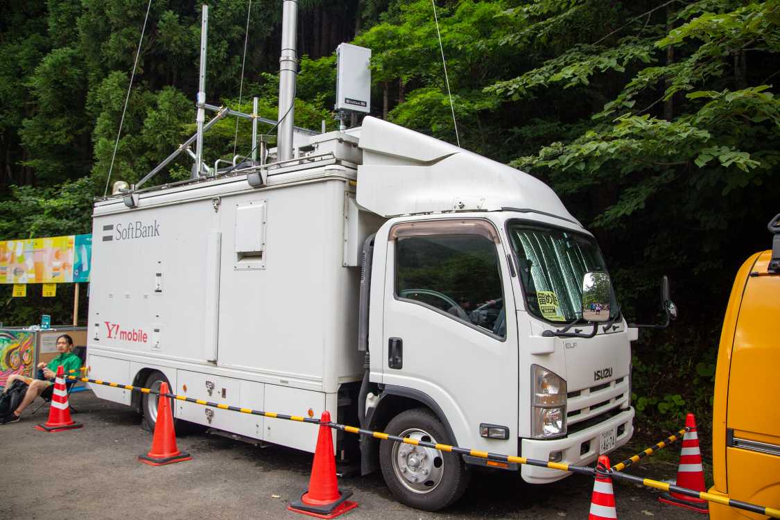 グリーンステージ付近のソフトバンクの移動基地局。