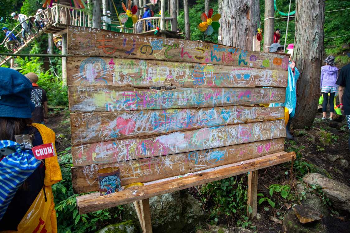 チョークで落書きができる木の板。