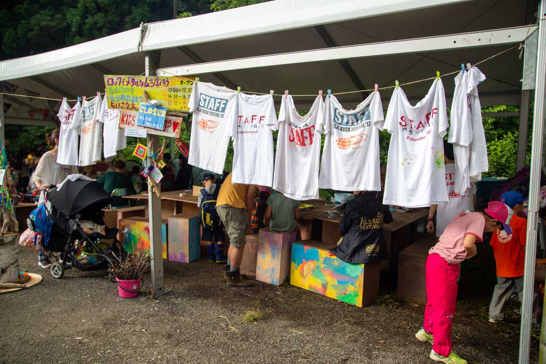 過去のフジロックのスタッフTシャツが日よけになっていました。
