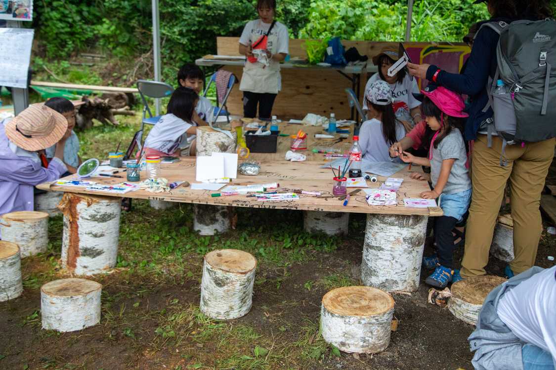 椅子もテーブルの脚も現場調達のような木でした。