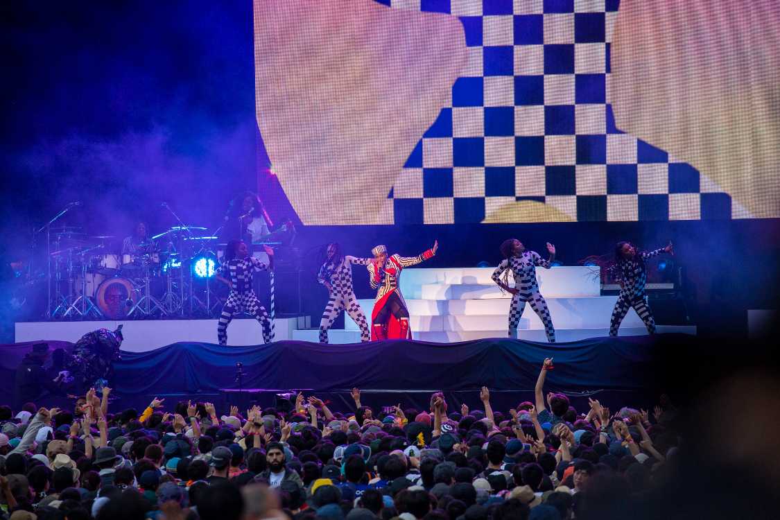 金曜日のグリーンステージでは、トリのケミカル・ブラザーズよりもジャネール・モネイが目玉でしょう。