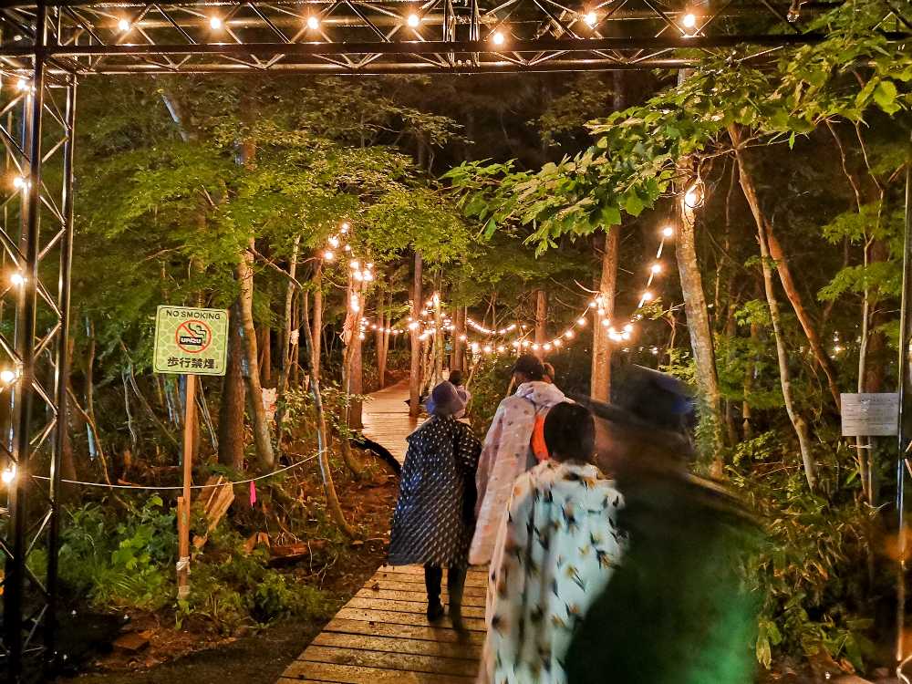 夜のボードウォーク入り口。