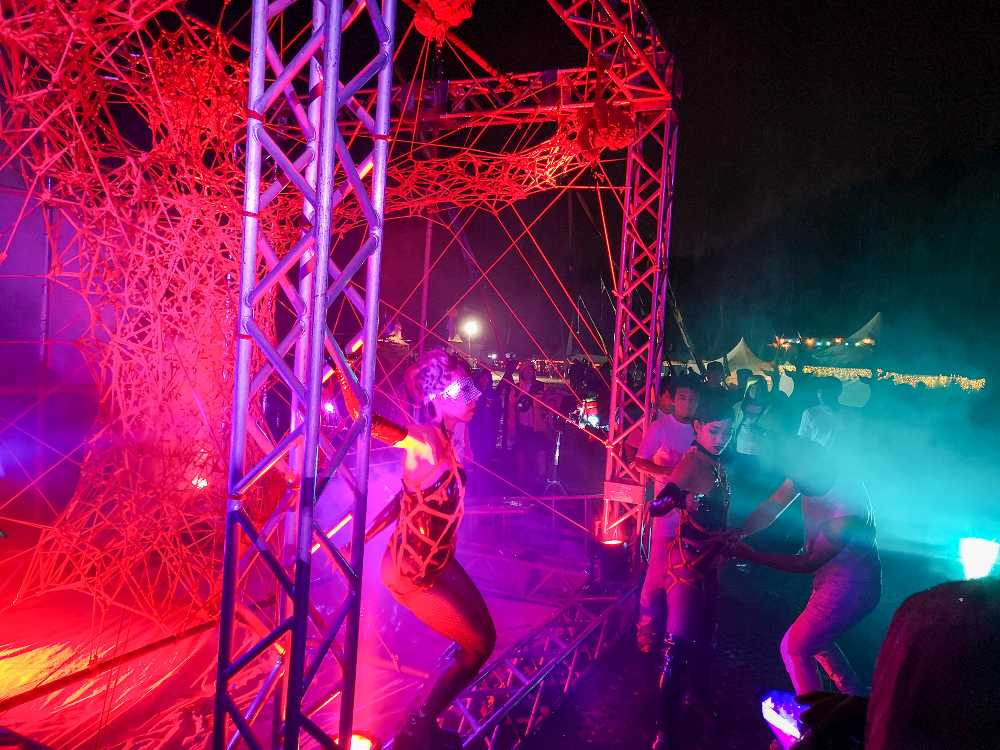 女性2人が縛られていきます。