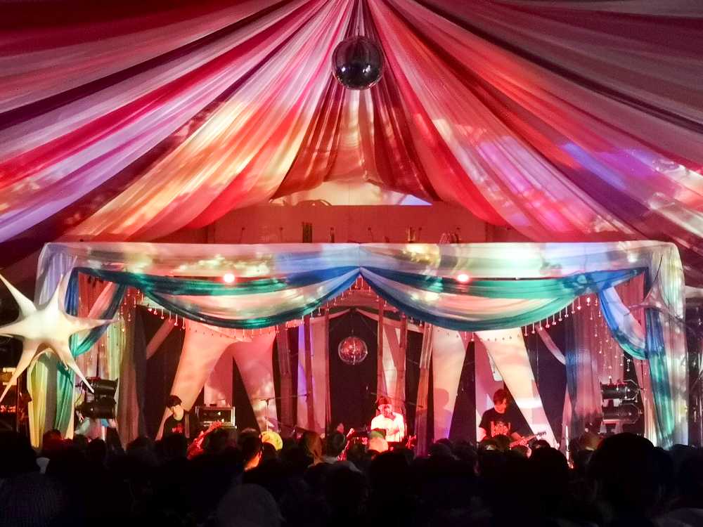 カフェドパリの中のバンド演奏。