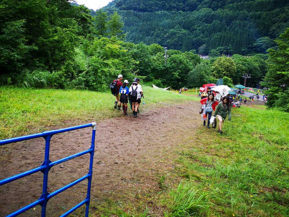 上ってくる人は若い人が多い。