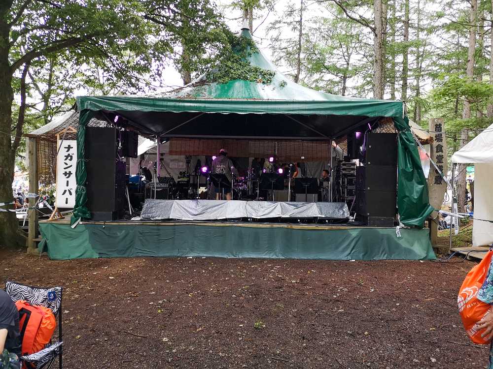 苗場食堂のステージ。