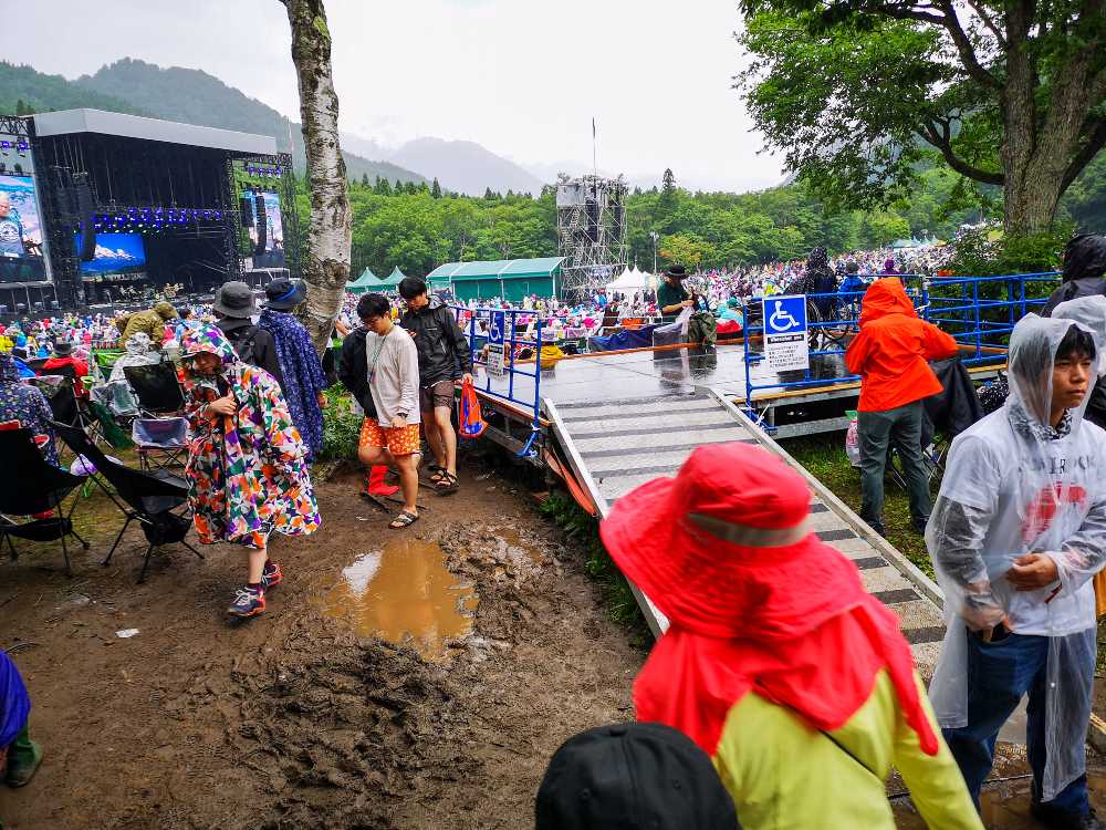 障害者用のスペース。車椅子の人はここまで来るだけでも大変です。