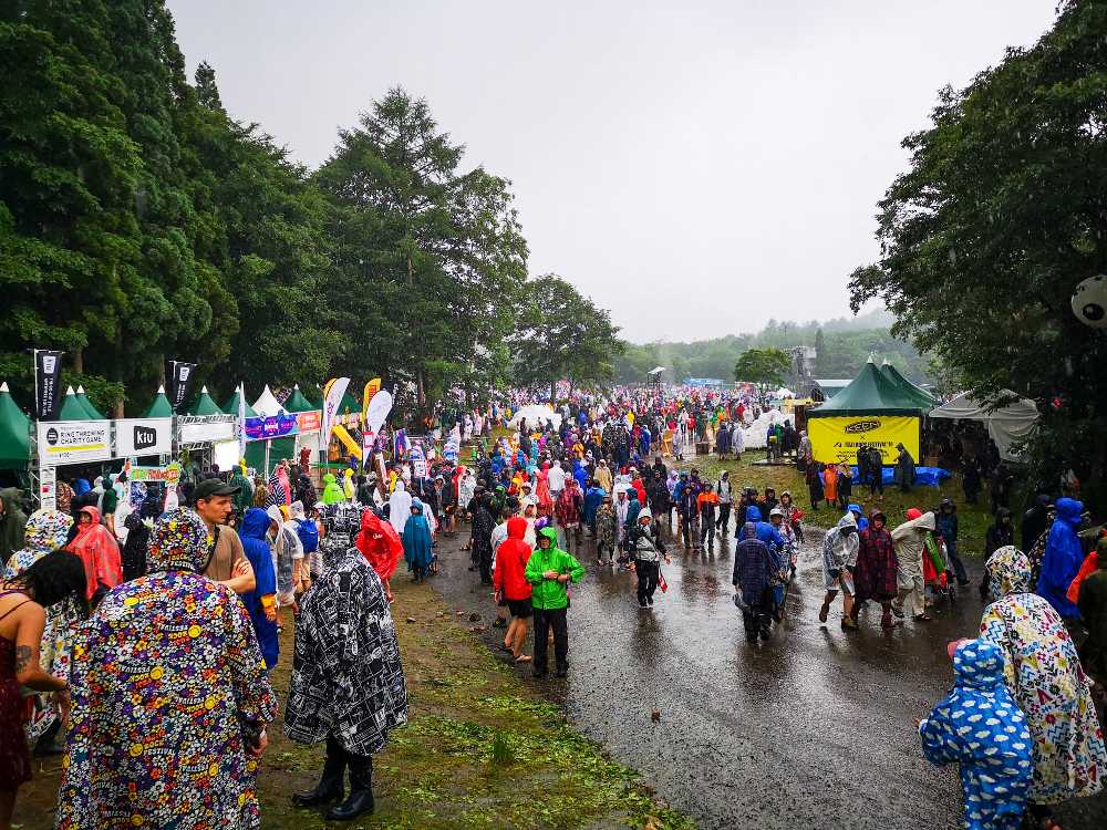 雨の物販店前。